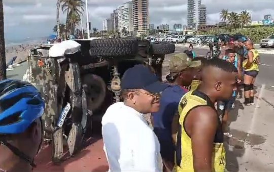 Acidente entre carro e caminhonete em Jaguaribe