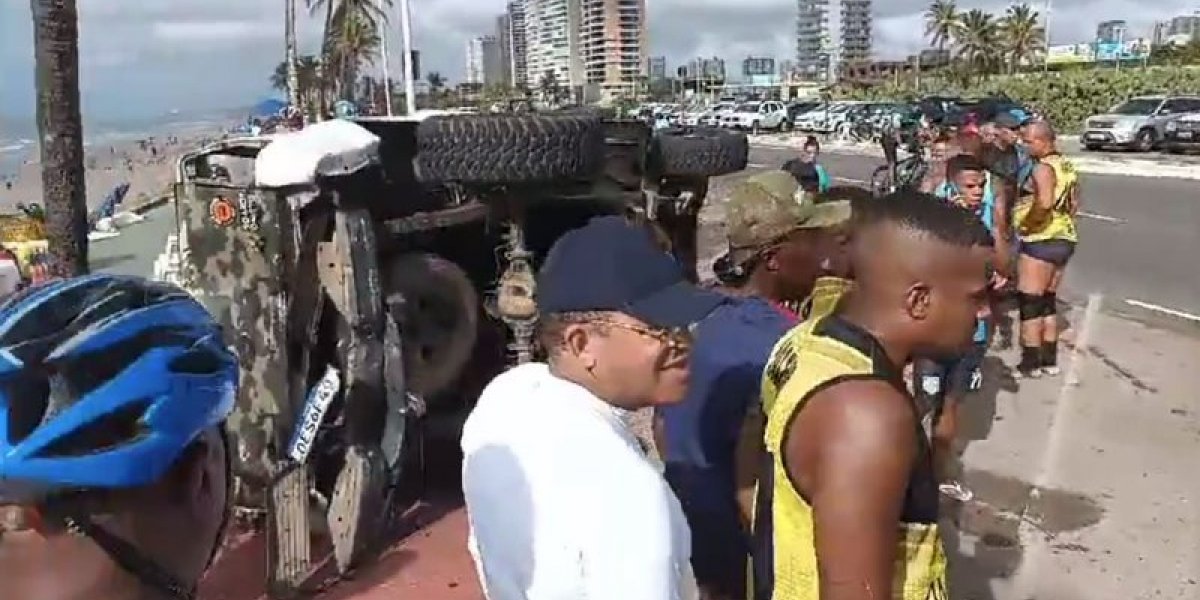 Acidente entre carro e caminhonete em Jaguaribe