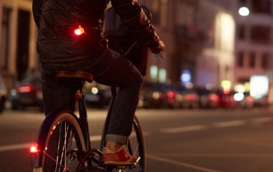 Ciclista é atropelada em Minas Gerais, caminhonete segue caminho sem ajudar