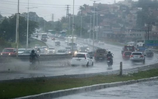 Previsão do tempo indica fortes chuvas em estados brasileiros, incluindo Bahia