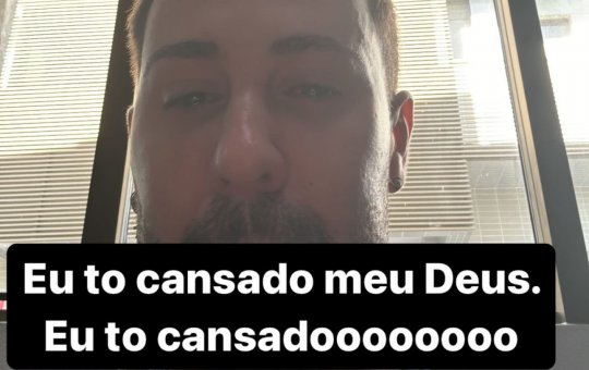 Carlinhos Maia aparece chorando nos stories após vídeo de Dudu Barros