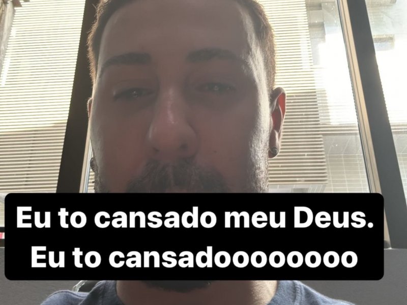 Carlinhos Maia aparece chorando nos stories após vídeo de Dudu Barros