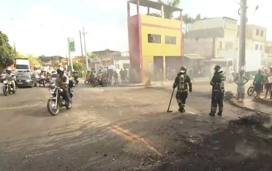 Moradores protestam e bloqueiam estrada do Derba por falta de água na região