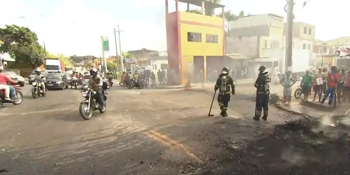 Moradores protestam e bloqueiam estrada do Derba por falta de água na região