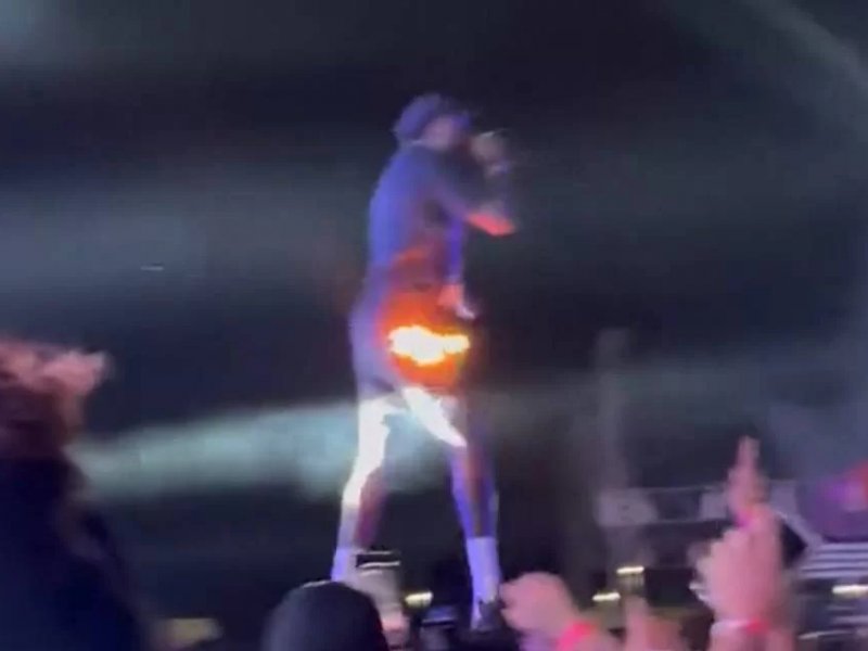Roupa do cantor Djonga pega fogo durante show no Rio de Janeiro