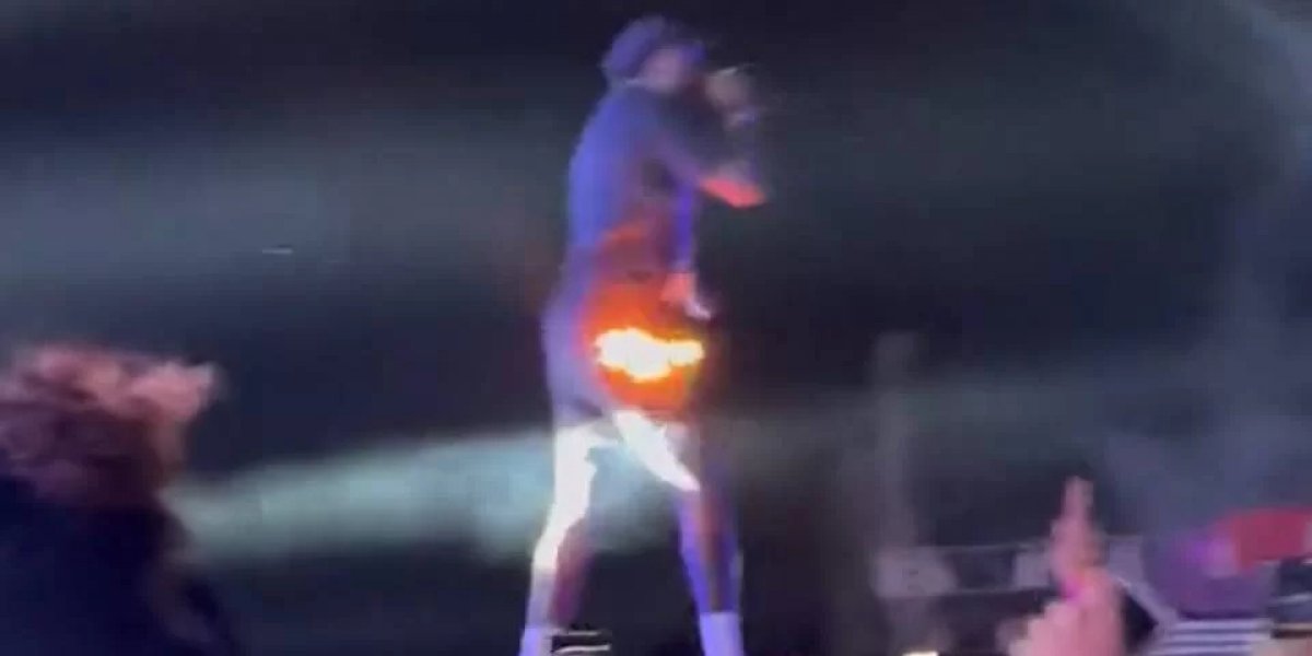 Roupa do cantor Djonga pega fogo durante show no Rio de Janeiro