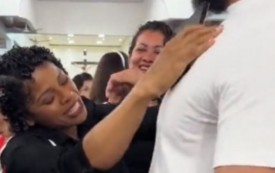 Mulher é filmada analisando “shape” de varão dentro de igreja