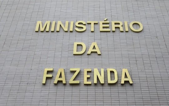 Fazenda reduz previsão oficial de crescimento do PIB para 3%