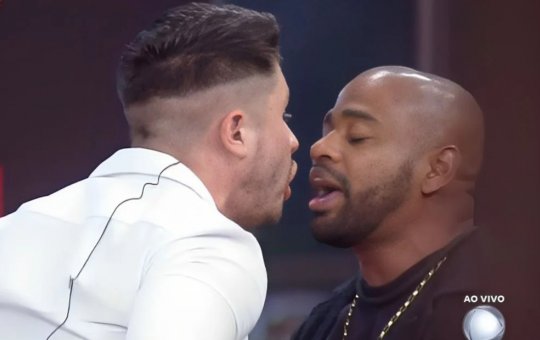 A Fazenda 15: Lucas Souza parte pra cima de Cezar Black e precisa ser contido