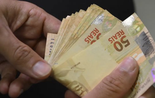 Cresce número de brasileiros que sacam dinheiro em bancos