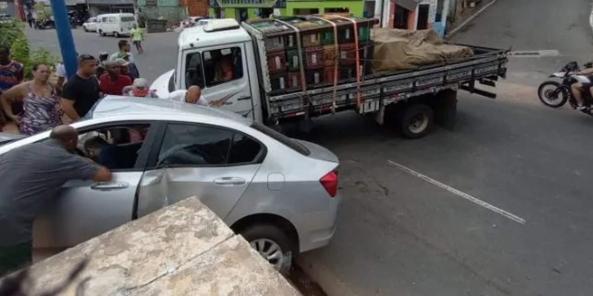 Motorista de caminhão perde controle, bate em carro e deixa duas pessoas feridas
