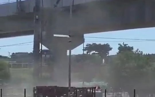 Caminhão de carne tomba na BR-324