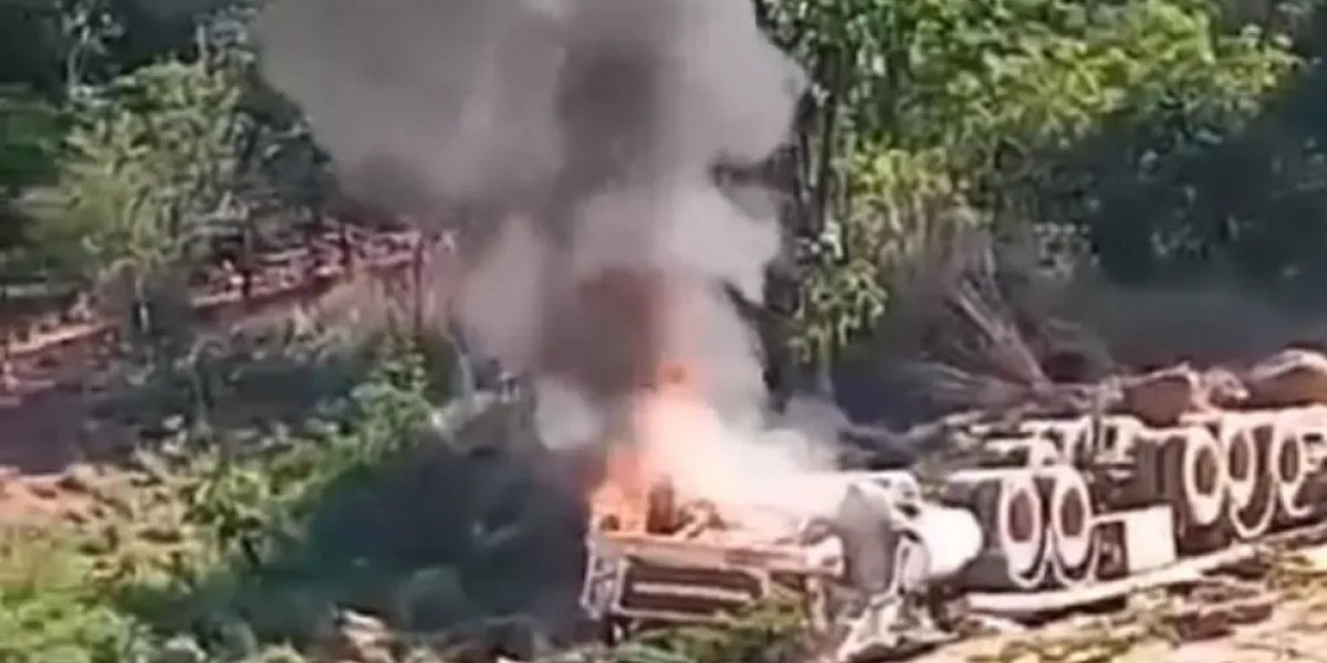 Após carreta capotar na BR-242, motorista morre carbonizado
