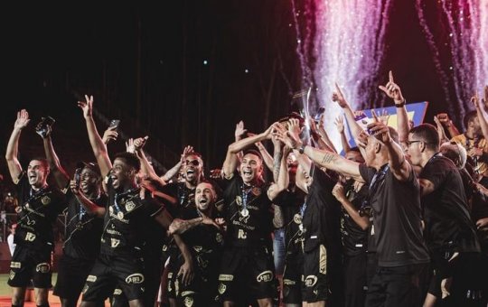 Já campeão, Vitória encara a Chapecoense para encerrar temporada