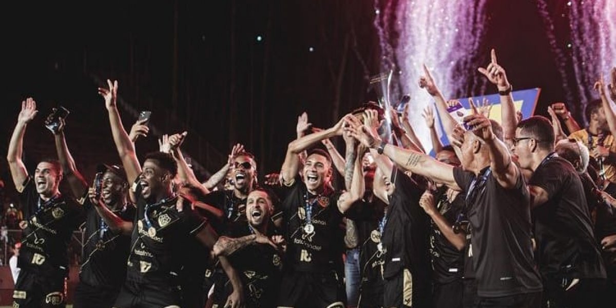 Já campeão, Vitória encara a Chapecoense para encerrar temporada