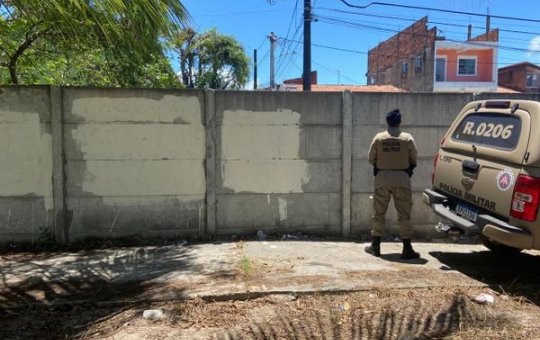 Após facções picharem os muros, policiamento é reforçado em Stella Maris