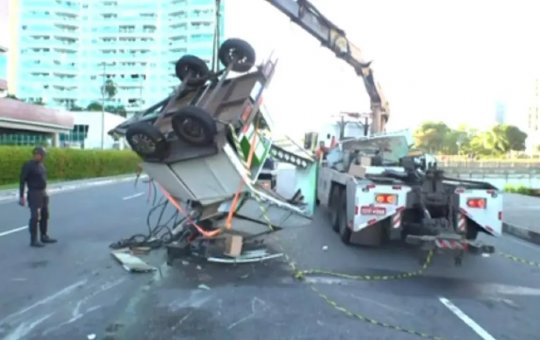 Reboque que transportava paredão de som tomba em Salvador