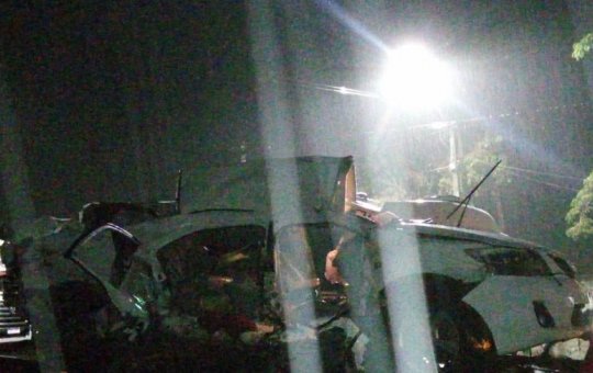 Batida entre caminhão e carro deixa duas pessoas mortas na BR-101