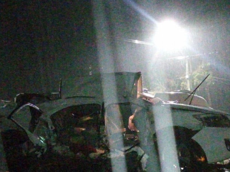 Batida entre caminhão e carro deixa duas pessoas mortas na BR-101