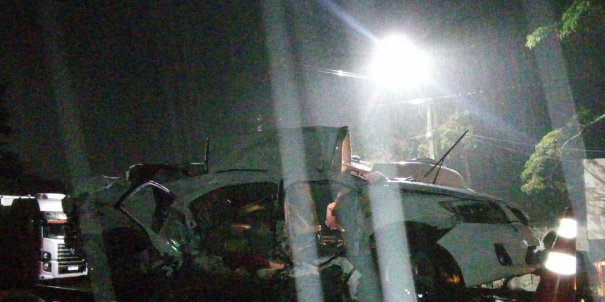 Batida entre caminhão e carro deixa duas pessoas mortas na BR-101