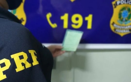 Homem é preso ao ganhar carro em rifa com documento falso