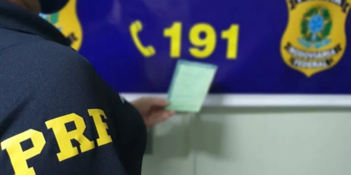 Homem é preso ao ganhar carro em rifa com documento falso