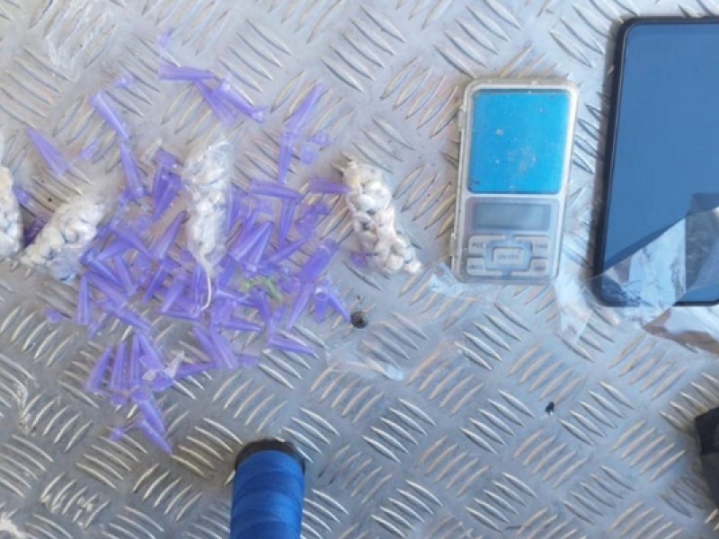 Dupla é presa com quase 100 pedras de crack em Lauro de Freitas 
