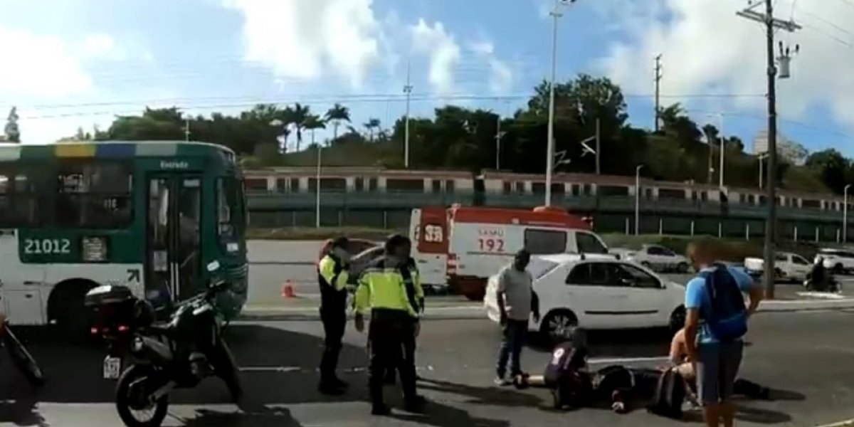 Trabalhador do Samu cai de garupa de moto na Avenida Paralela
