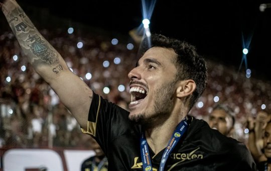 Vitória renova contrato do lateral Zeca até 2024