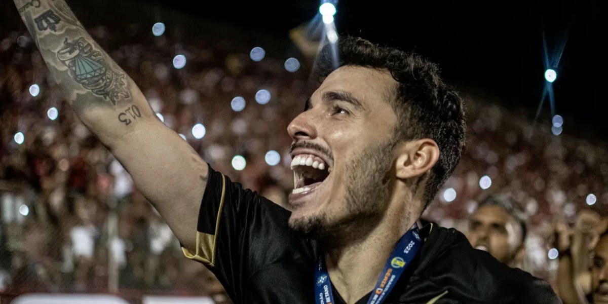 Vitória renova contrato do lateral Zeca até 2024