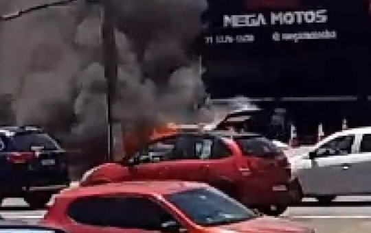 Carro pega fogo na Estrada do Coco em Lauro de Freitas