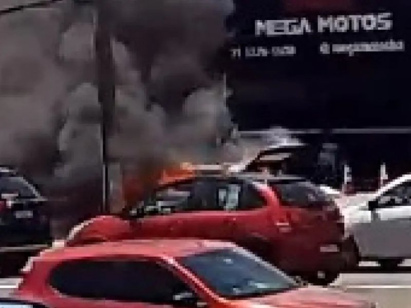 Carro pega fogo na Estrada do Coco em Lauro de Freitas