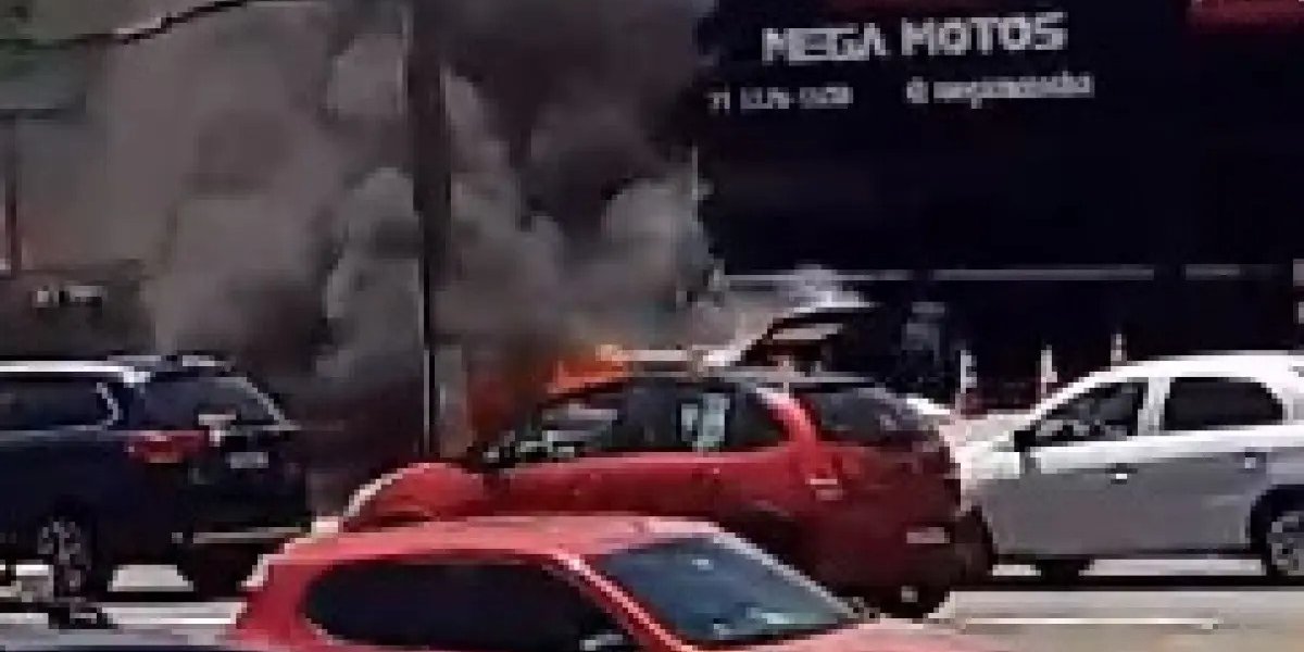 Carro pega fogo na Estrada do Coco em Lauro de Freitas