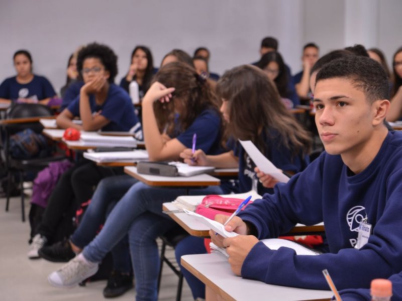 Estudantes do ensino médio terão poupança para permanecer na escola
