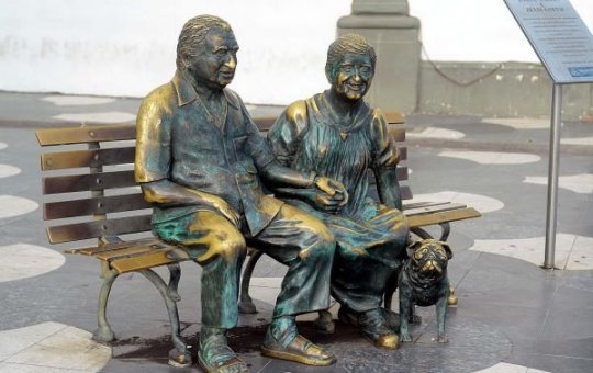 Monumento de Jorge Amado e Zélia Gattai é vandalizado em Salvador