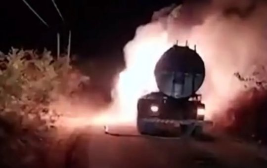 Caminhão que transportava 12 mil litros de leite pega fogo e explode na Bahia