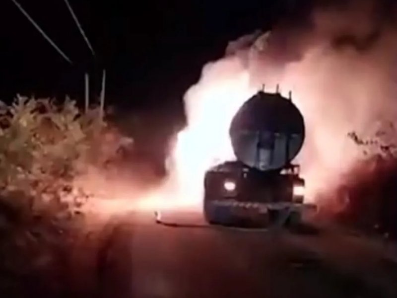 Caminhão que transportava 12 mil litros de leite pega fogo e explode na Bahia