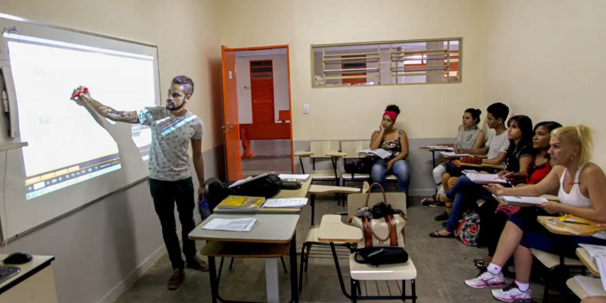 Incentivo para estudantes permanecerem no ensino médio é aprovado