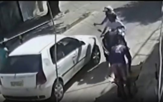 Três homens armados em cima de motocicleta roubam carro no subúrbio de Salvador