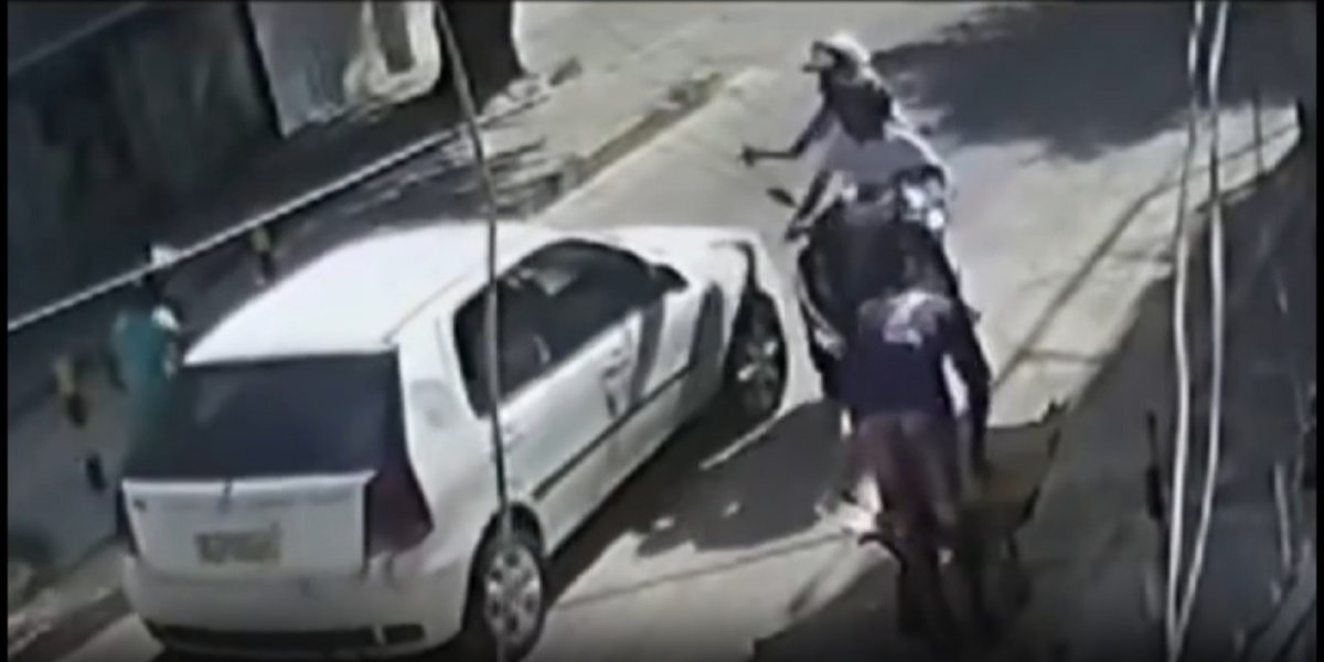 Três homens armados em cima de motocicleta roubam carro no subúrbio de Salvador
