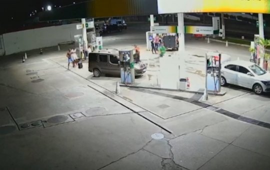 Câmera registra jovem de 18 anos morto em Itapuã antes do crime