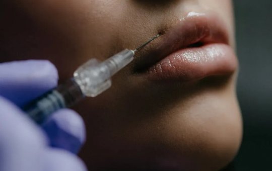 Biomédicas são condenadas a pagar R$ 50 mil por realizar procedimentos ilegais