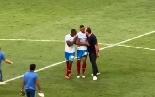 Rogério Ceni dá bronca em zagueiro no campo após derrota do Bahia