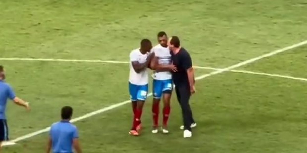Rogério Ceni dá bronca em zagueiro no campo após derrota do Bahia