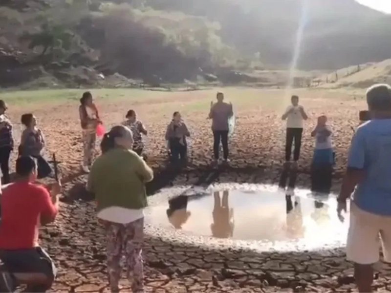 Moradores fazem novena ao redor de barragem em meio à seca na Bahia