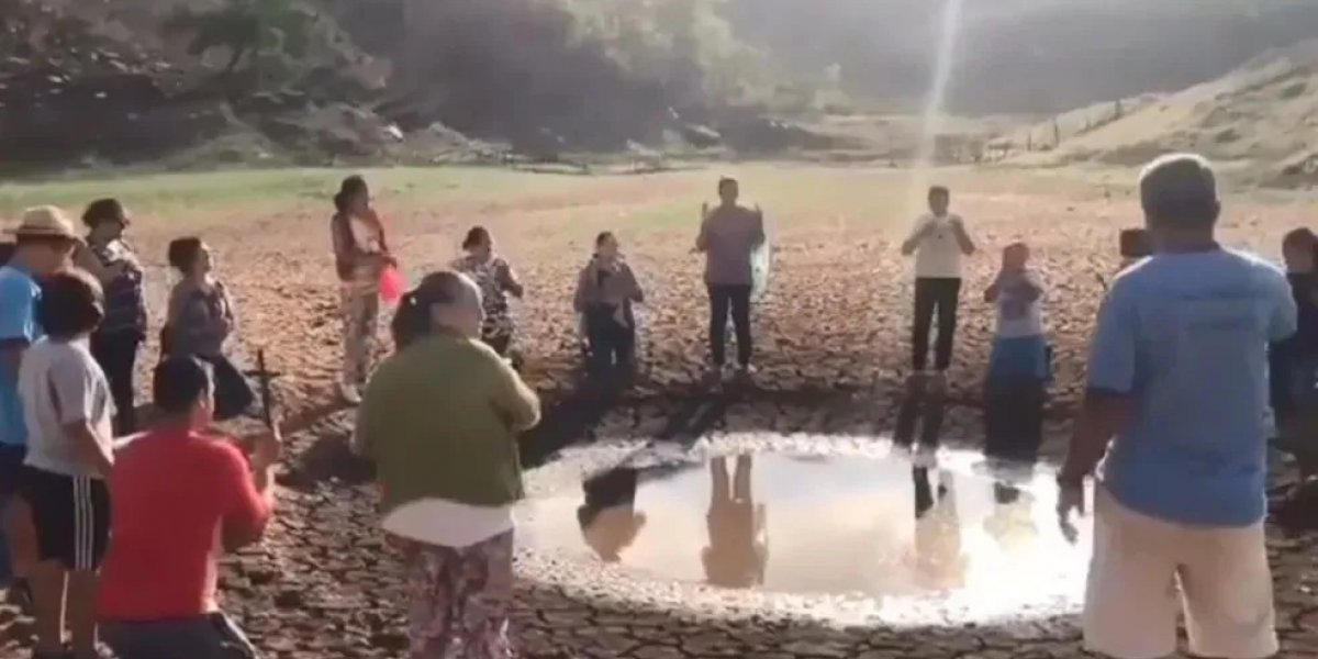 Moradores fazem novena ao redor de barragem em meio à seca na Bahia