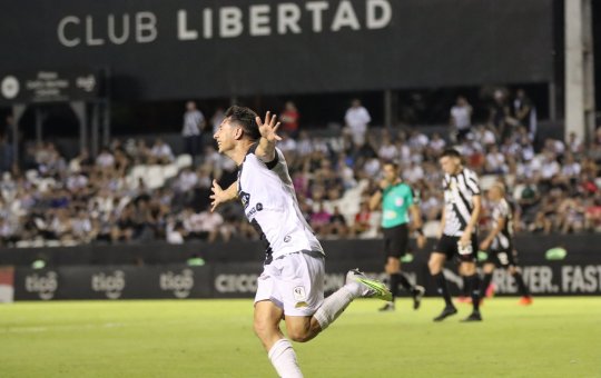Vitória negocia com atacante paraguaio ex-Bahia, diz rádio 