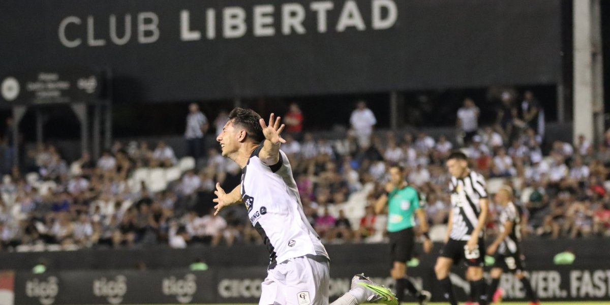 Vitória negocia com atacante paraguaio ex-Bahia, diz rádio