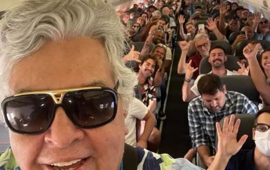 Sidney Magal se emociona ao ser ovacionado em voo para Salvador