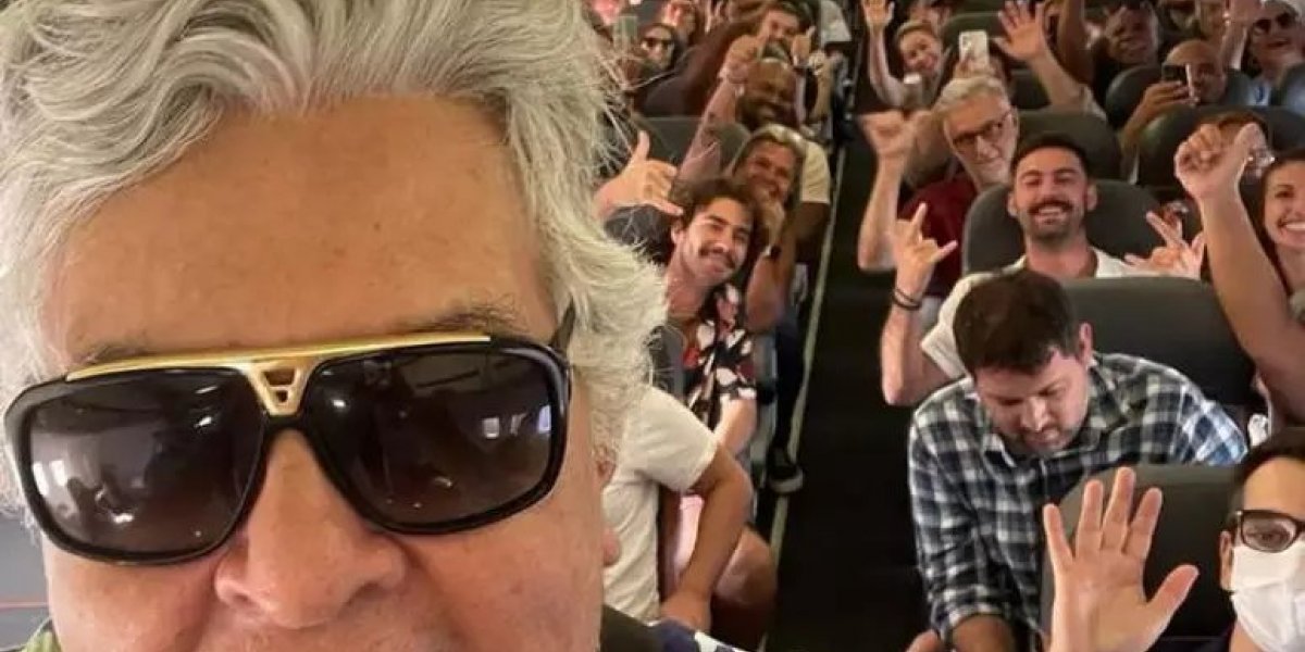 Sidney Magal se emociona ao ser ovacionado em voo para Salvador